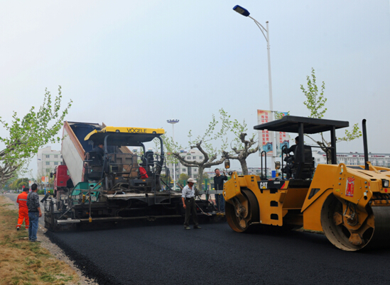 農(nóng)場對場部部分路面進行瀝青鋪設(shè).jpg